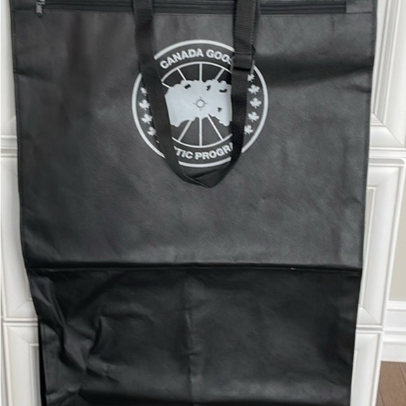 Gently loved Canada Goose Men’s Medium - Picture 4 of 12